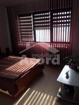 Apartament cu 4 camere, 80 mp, etaj intermediar