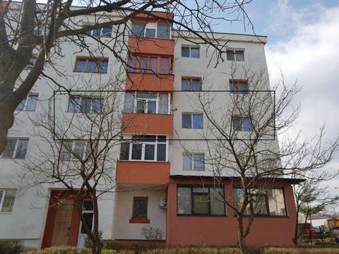 Apartament spatios cu trei camere decomandat mobilat si utilat