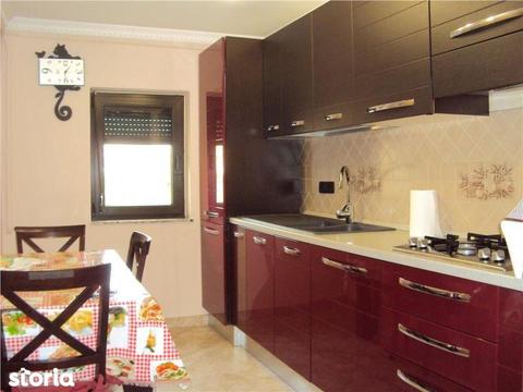 Inchiriez apartament 3 camere, mobilat si utilat, CT, central