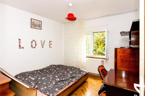 Proprietar, inchiriez 1cam in zona Olimpia 160EUR/luna-regim de gazda