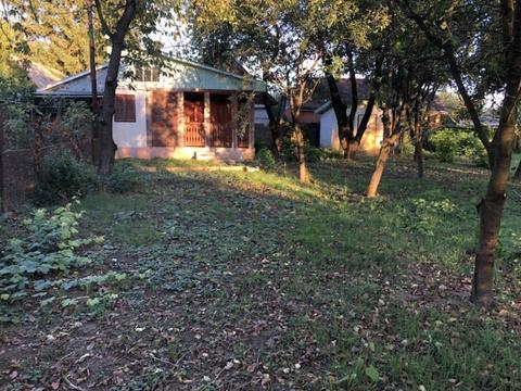 Casuta cu gradina in bercu rosu