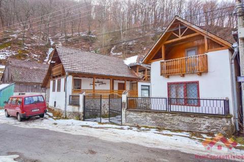 Casa in Cisnadioara cu curte mare - Garaj, Pivnita, Teren 1000mp