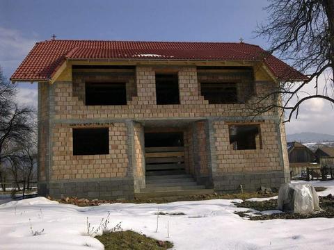 Casa se află în apropiere de biserica Ortodoxă din Zabala