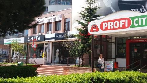 Spatiu stradal cu vad comercial