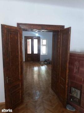 Apartament 3 camere în Piața Sfatului