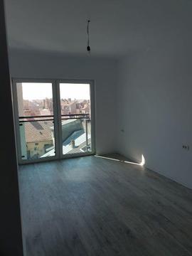 Apartament cu două camere, nemobilat, de închiriat.  Plaza