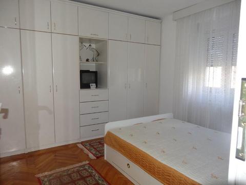 Apartament 2 camere, centrală proprie, zona P-ta. M. Viteazul, et. 2