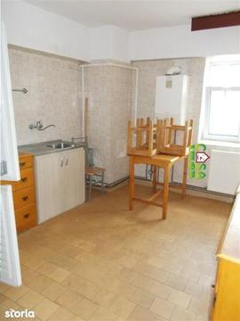 Inchiriere apartament 4 camere, zona centrala Tragoviste