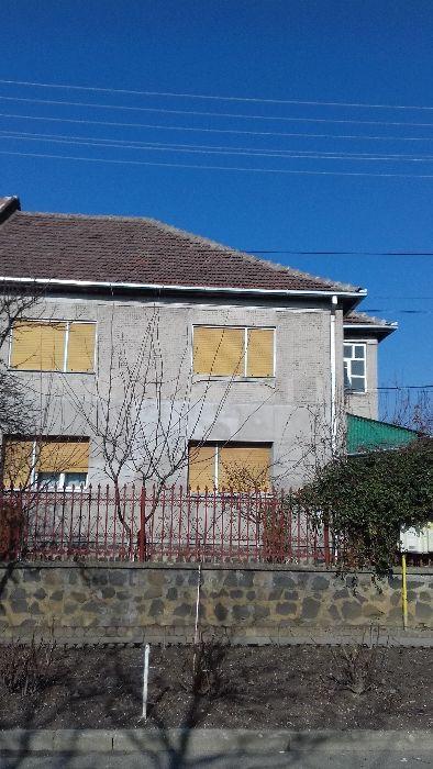 Casa cu etaj în  strada Busteni