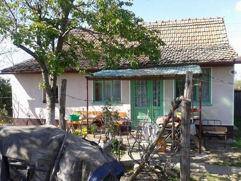 Casa la tara in satul , Glad langa Salonta la 50 km de Oradea