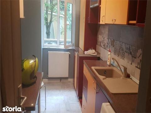 Ultracentral: apartament 3 camere, decomandat, etaj 1