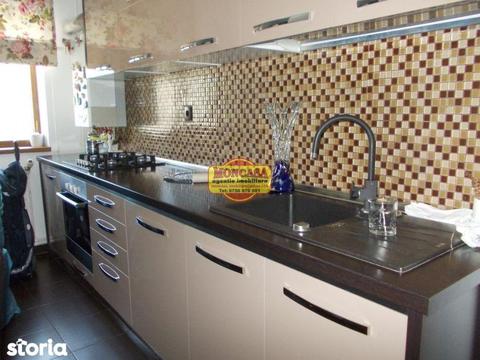 Apartament 3 camere ultracentral, etaj 2, Piata Mare, renovat