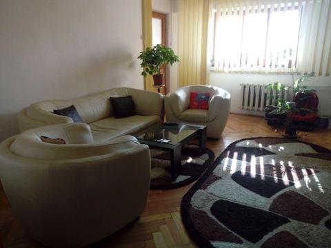 Inchiriez apartament 3 camere,Calea Bucuresti-Piata centrala