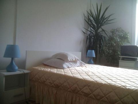 Inchiriez pe termen lung apartament cu doua camere-Bucatarie/Baie