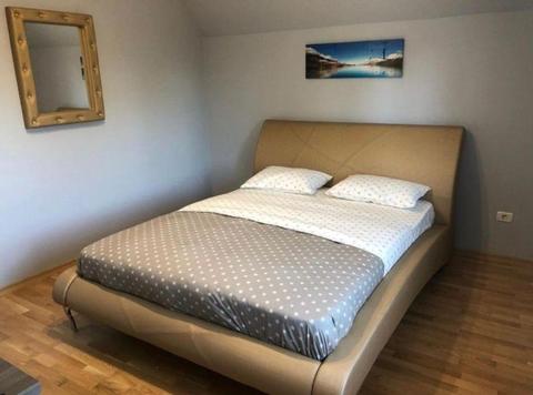 Închiriez apartament lux