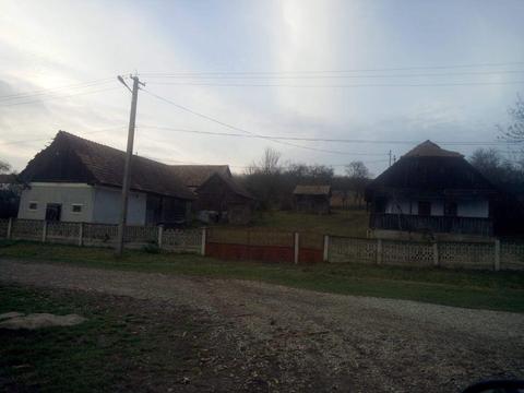 Casa batraneasca + teren 3300mp in satul Barai jud