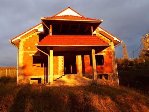 Vand casa in rosu si teren cu gradina cu pomi fructiferi