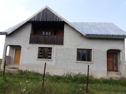 Vand casa cu 2 Ha teren situata in satul Oniceni ( la sosea - E85)