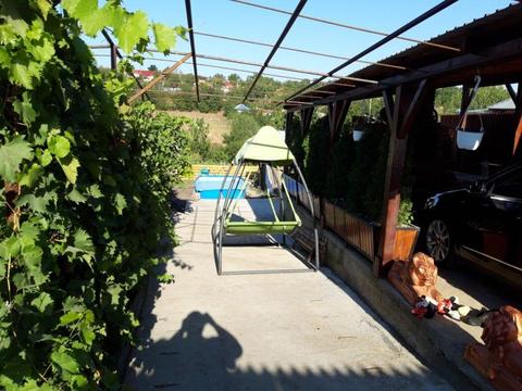 Casa la 3 km de  cu livadă sauna piscină si ciubăr in curte