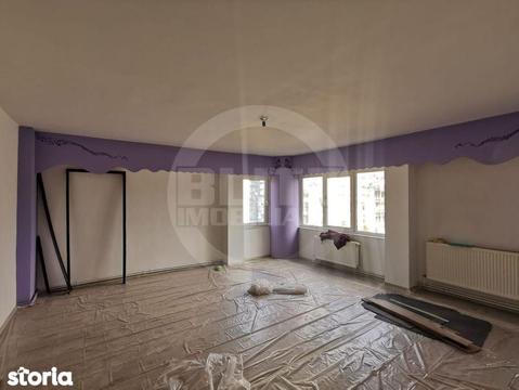 Apartament 3 camere nemobilat, in curs de renovare in Centrul Civic