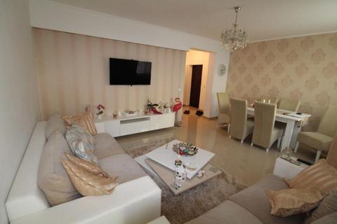 INCHIRIEZ apartament 3 camere de lux ,cu gradina,zona Selimbar