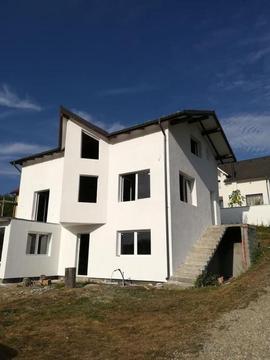 Casa cu etaj pe 8,5Ari teren Zona Valea Jelnei