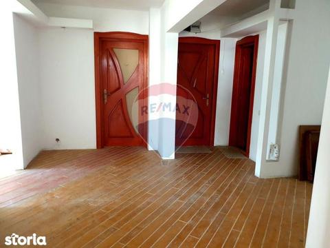 Apartament cu 4 camere de vânzare în zona Maratei