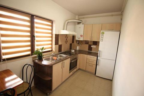 INCHIRIEZ apartament 3 camere decomandat ,renovat,zona Centrala