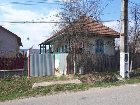 Vând Casă bătrînească + terenuri