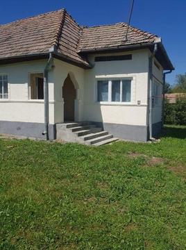 Vand casa din caramida, 3 camere, curte si gradina, in satul