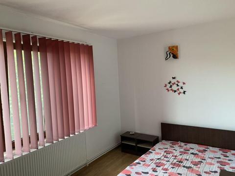 Închiriez camere la vila pentru studente