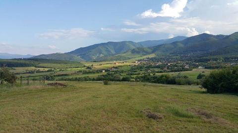 Teren cu vedere panoramica peste intreaga asezare din Tocile