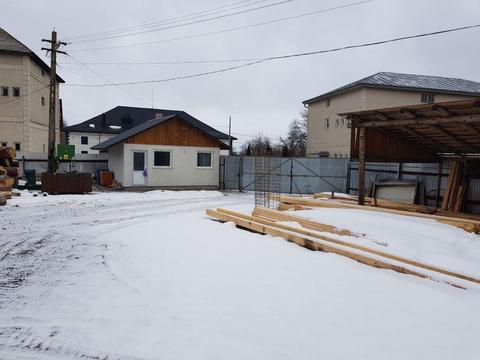 Închiriez teren plus clădire cu două birouri in