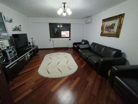 Apartament spatios si renovat Piata Centrala