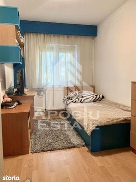 Apartament cu 4 camere decomandate, etaj intermediar