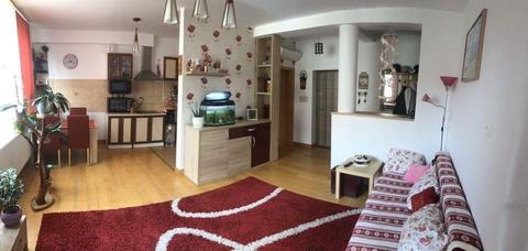 Apartament in vila, 3 camere decomandat, etj 1 cu acces auto in curte