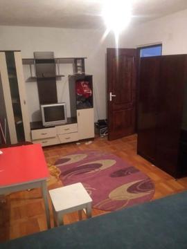 Închiriez apartament cu o cameră în zona Cazărmii