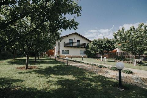 Casa de vanzare in  - Tocile - 8 camere - zona linistita