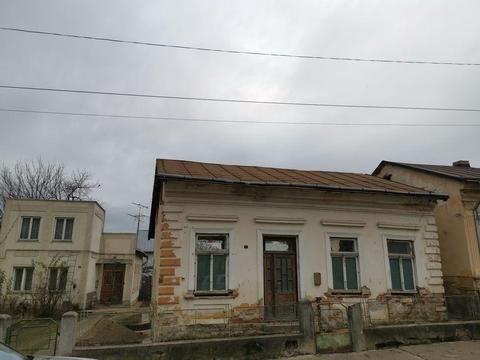 Vând casa centru