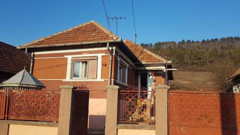 Vând Casa în  -la 10 minute de -Napoca