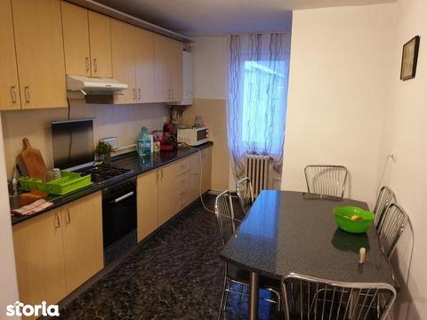 Apartament 3 camere decomandat, etaj 4, zona Sens