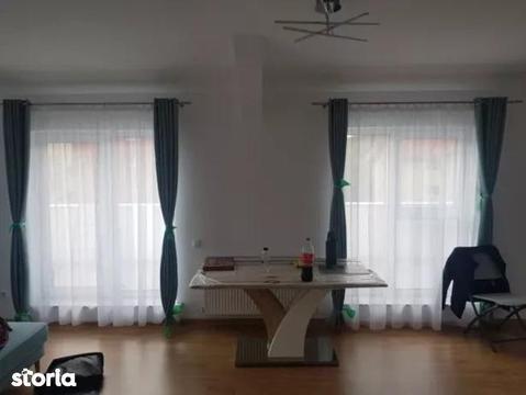 Apartament cu 3 camere de vânzare, in