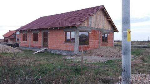 Vând casa la rosu in Zimandu Nou