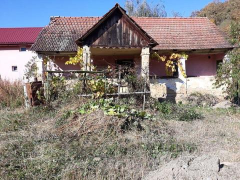 Vand casa veche de lemn cu teren 1520 mp in Odvos (40 minute de Arad)