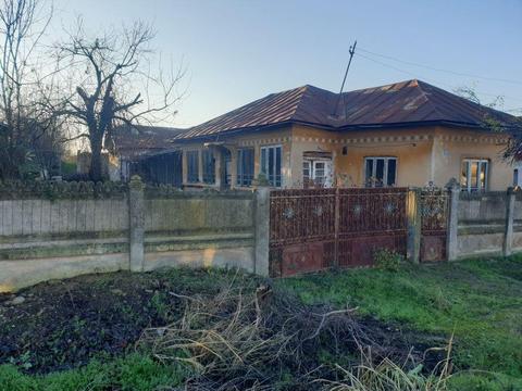 Casa comuna Almaj, sat Bogea, la strada principala