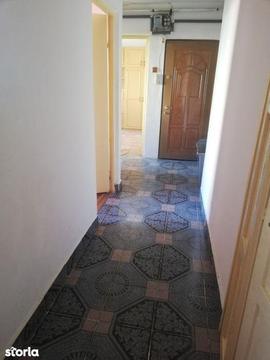 Apartament 3 camere, decomandat, etaj 3 din 4