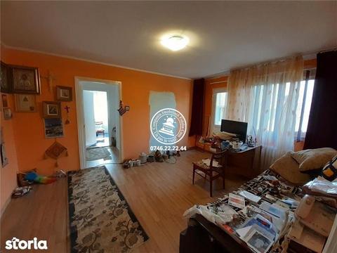 Apartament 3 camere, etaj intermediar, de vanzare Podu Ros