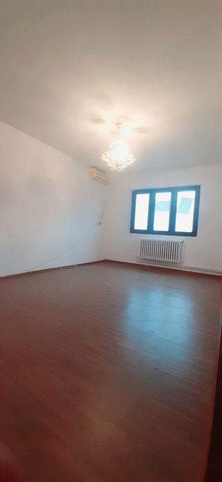 Vînd apartament 3 camere 2 holuri bucătărie baie balcon 95 MT