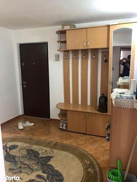 Apartament cu 3 camere, decomandat, etaj 3