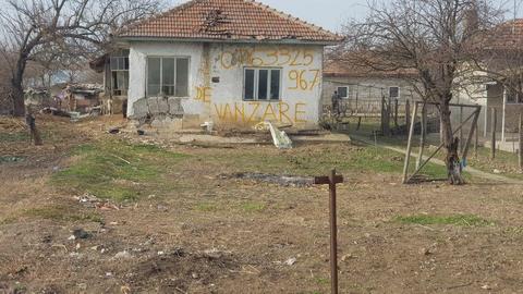 Vand casa demolabila in comuna Crivat judetul Călărași la 40km de buc!